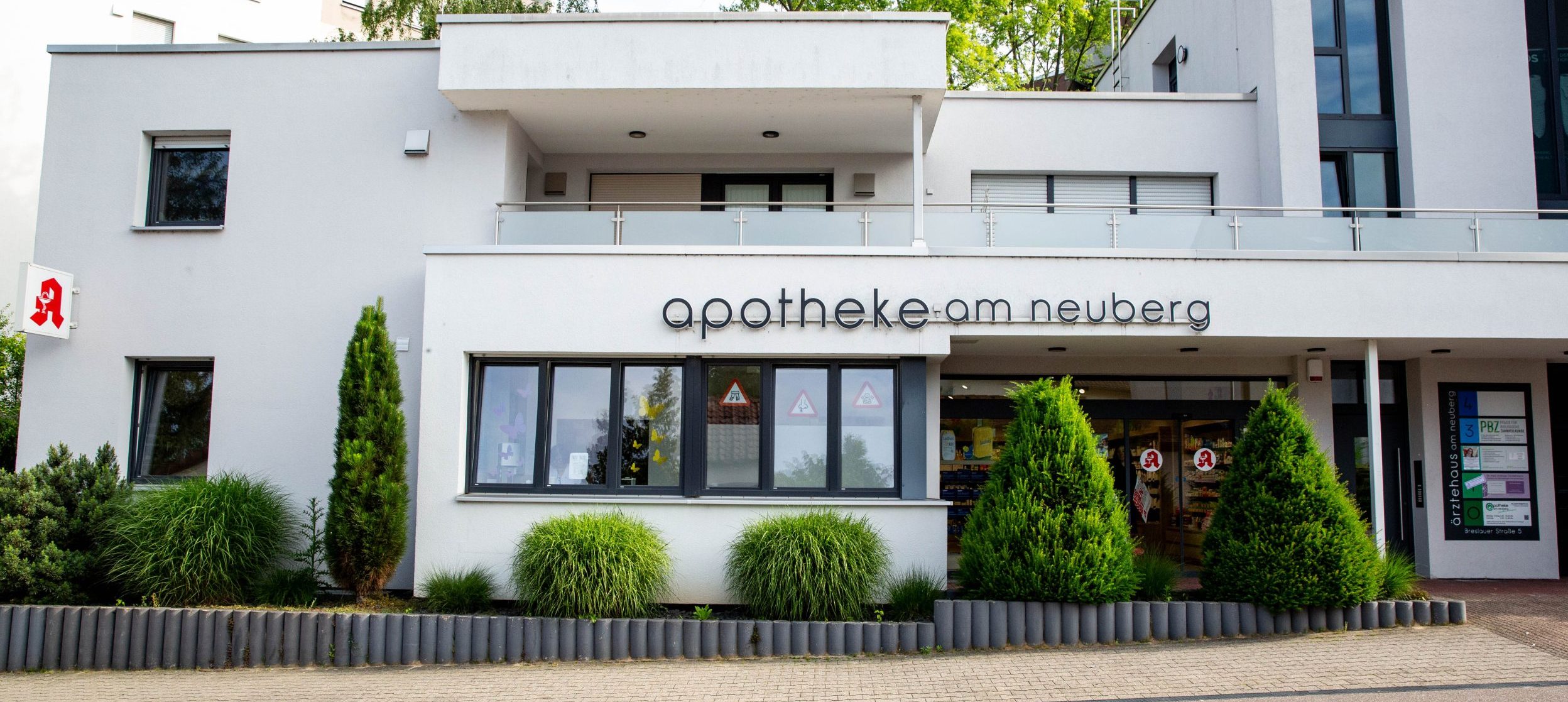 Außenansicht der Apotheke am Neuberg